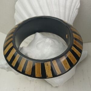 KJL Art Deco Black & Tan Bicone Knife Edge Lucite Bamboo Stamped Bangle Bracelet